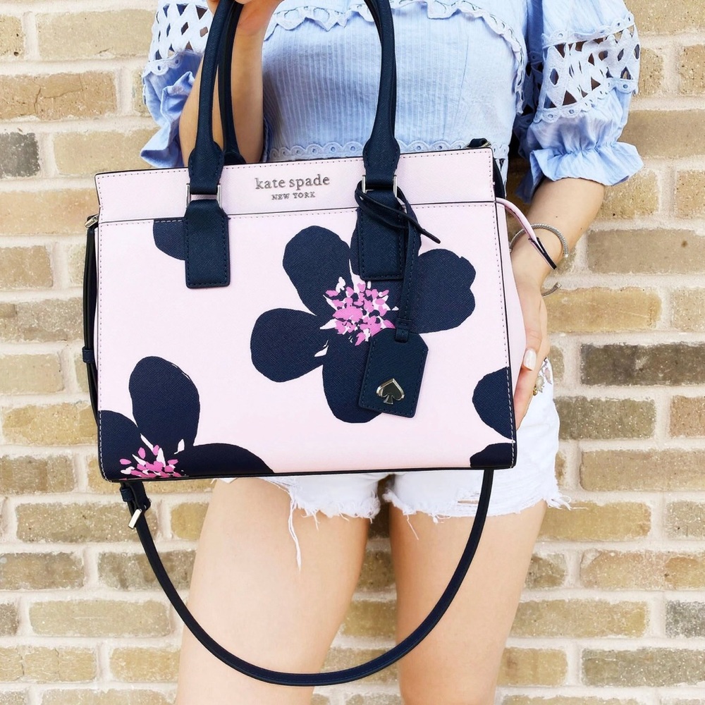 Kate spade purse like new, got it and realized i wasn’t a purse girl :)